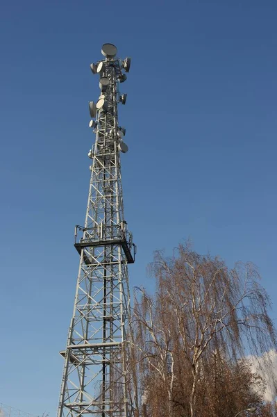 Телекомунікаційна Вежа Блакитним Небом — стокове фото
