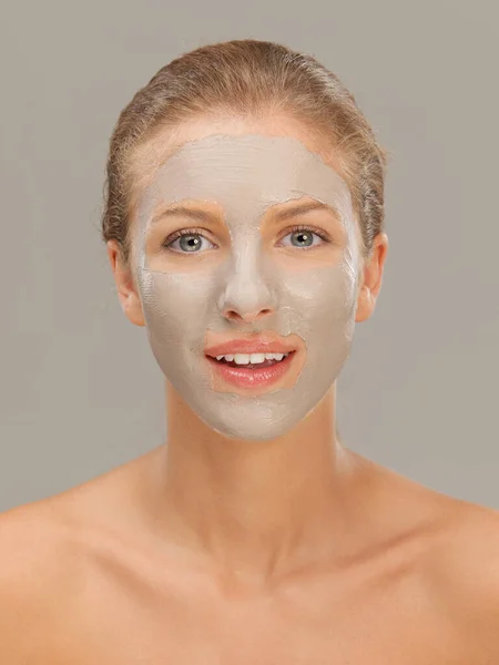 Potret Kecantikan Wanita Pirang Yang Cantik Dengan Masker Lumpur Kulitnya — Stok Foto
