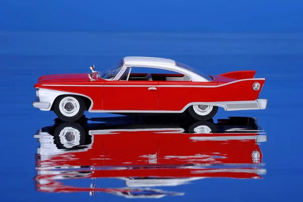 Klassiek Automodel Reflecterend Water — Stockfoto