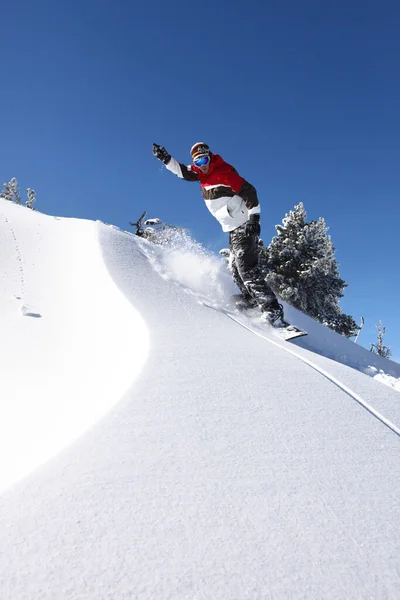 Snowboarder Gleitet Einen Abhang Hinunter — Stockfoto