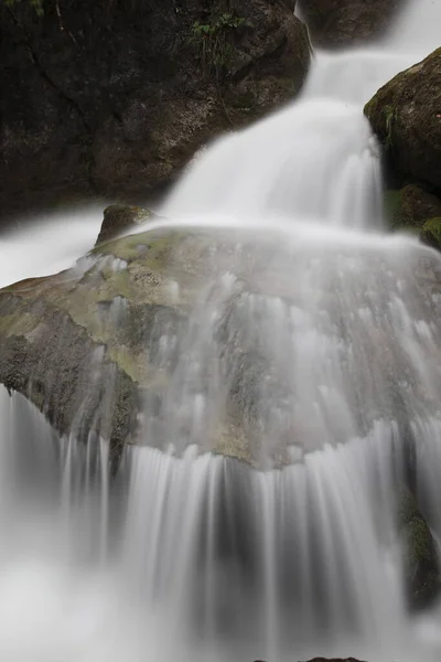 Bella Cascata Sullo Sfondo Della Natura — Foto Stock