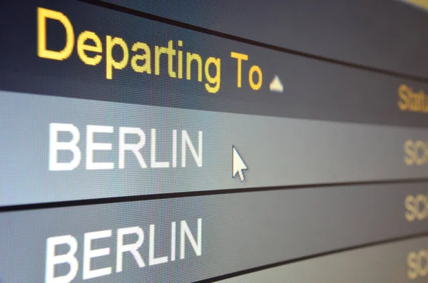 Großaufnahme Des Berliner Flugstatus Computerbildschirm — Stockfoto