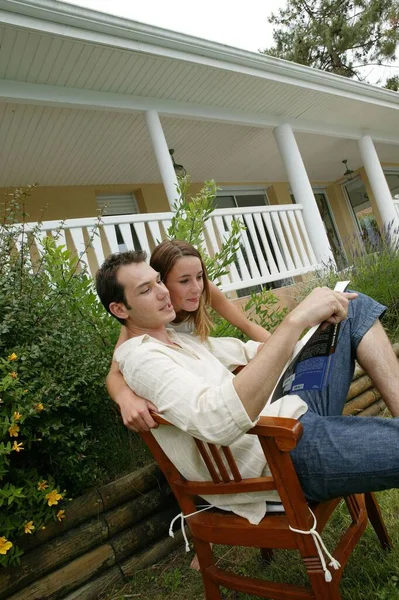 Jovem Casal Relaxante Jardim — Fotografia de Stock