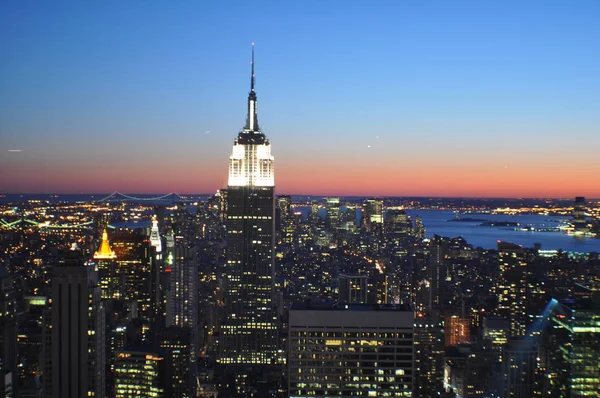 Manhattan Skyline Iluminado Entardecer — Fotografia de Stock