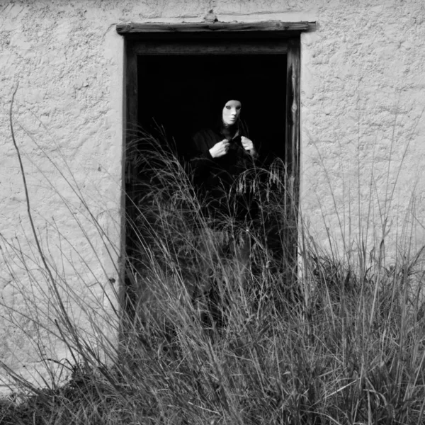 Figura Enmascarada Por Puerta Rota Casa Abandonada Oscurecida Por Plantas —  Fotos de Stock