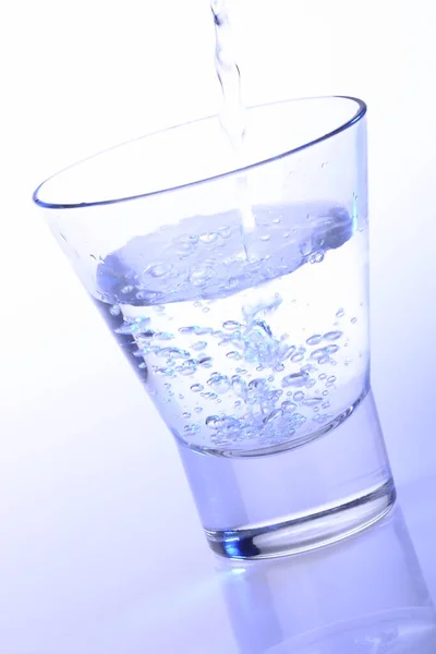 Vidro Água Com Respingo Fundo Branco — Fotografia de Stock