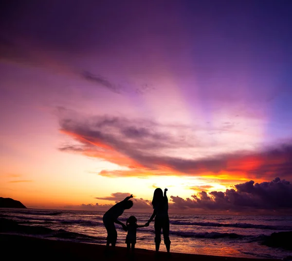 Silhouette Della Famiglia Che Guarda Alba Sulla Spiaggia — Foto Stock