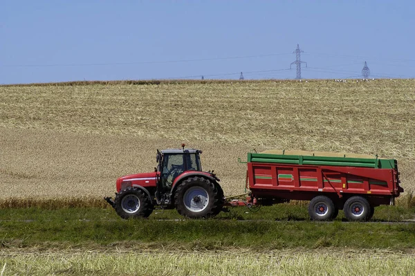 Oogst Van Koolzaad Met Machines Als Een Maaimachine Dorsmachine Trekker — Stockfoto