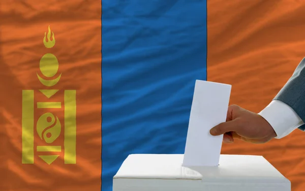 Mann Wirft Bei Wahlen Der Mongolei Stimmzettel Vor Flagge Eine — Stockfoto