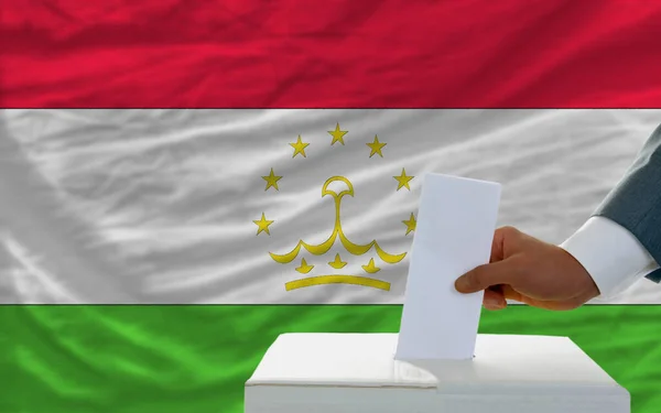 타지키스탄에서 선거가 진행되는 앞에서 투표를 — 스톡 사진