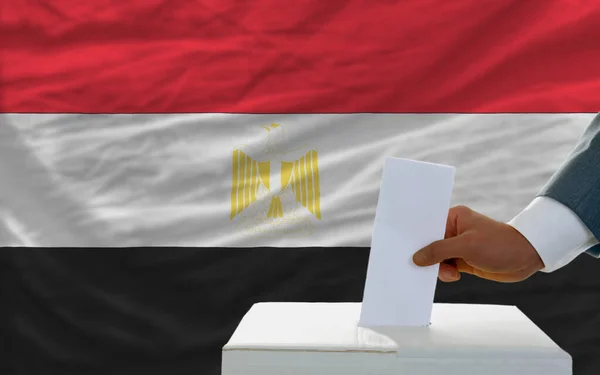 사람들은 기간에 깃발을 휘둘러 함으로써 투표권을 행사한다 — 스톡 사진
