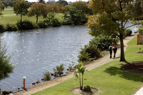 Una Pareja Paseando Por Parque Junto Río —  Fotos de Stock