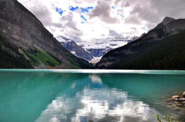 Montanhas Rochosas Refletidas Água Azul Lago Louise — Fotografia de Stock