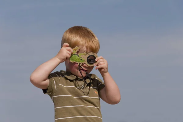 Мальчик Смотрит Телескоп — стоковое фото