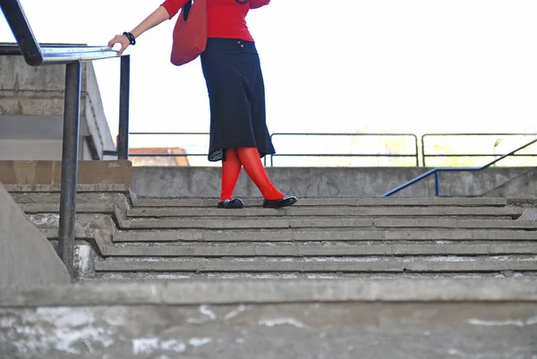 Девушка Красным Соком Позирует Лестнице — стоковое фото