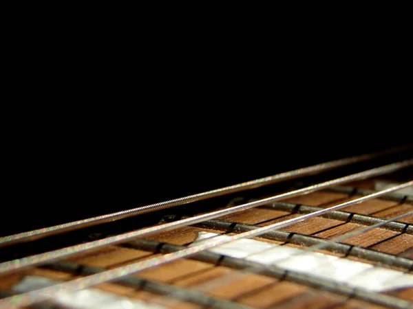 暗闇の中で黒の背景に分離した赤のエレク トリック ギターと音楽のコンセプト — ストック写真