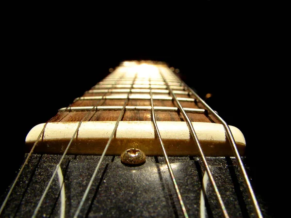 Musikkonzept Mit Roter Gitarre Isoliert Auf Schwarzem Hintergrund Dunkelheit — Stockfoto