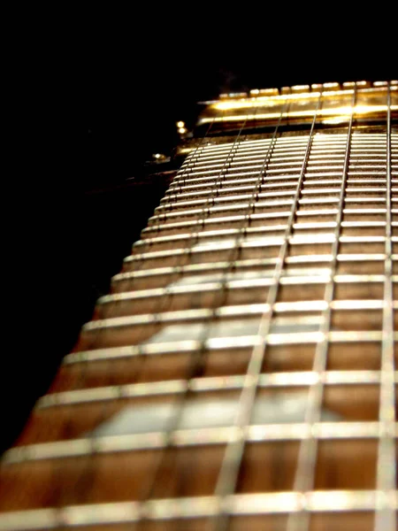 Музична Концепція Червоною Електричною Гітарою Ізольована Чорному Фоні Темряві — стокове фото