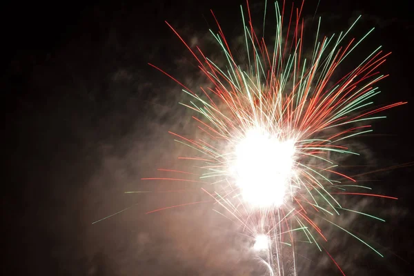 Explodierendes Feuerwerk Nachthimmel Fest — Stockfoto