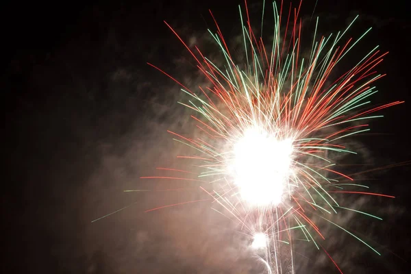 Explosiгіn Los Fuegos Artificiales Cielo Nocturno Celebraciгіn Del Festival — Foto de Stock