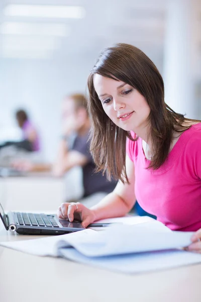 Bibliotheek Mooie Vrouwelijke Student Met Laptop Boeken Werken Een College — Stockfoto