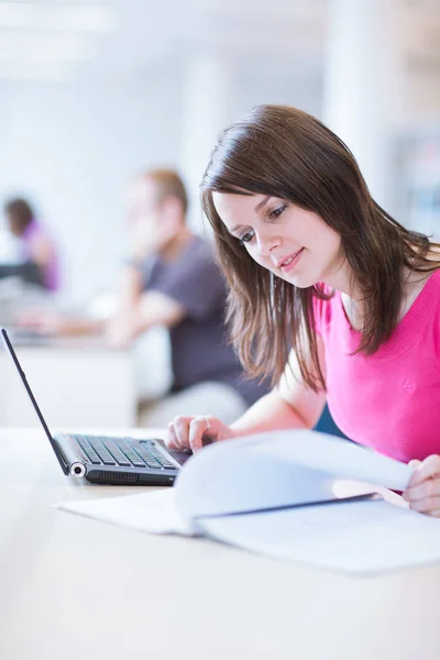 Bibliotheek Mooie Vrouwelijke Student Met Laptop Boeken Werken Een College — Stockfoto