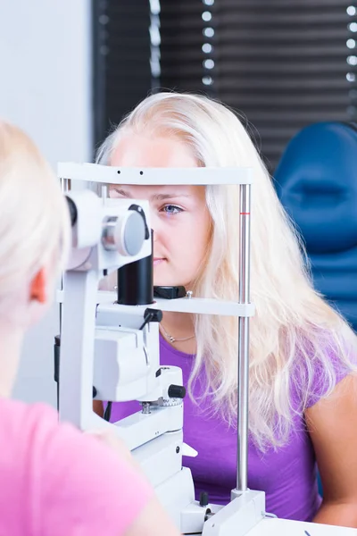 Conceito Optometria Bonito Jovem Paciente Sexo Feminino Com Olhos Examinados — Fotografia de Stock