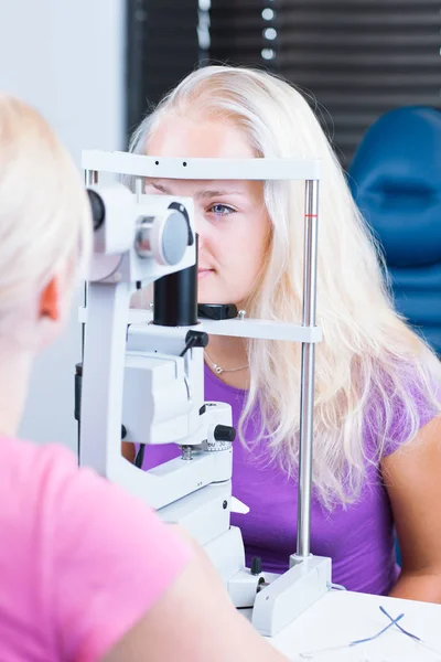 Optometría Bonita Paciente Joven Que Médico Ojo Examina Los Ojos —  Fotos de Stock