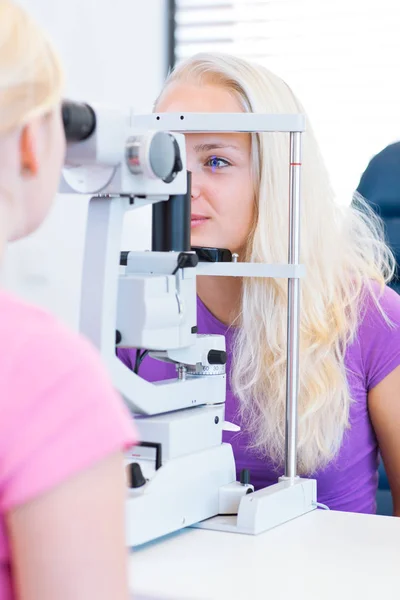 Conceito Optometria Bonito Jovem Paciente Sexo Feminino Com Olhos Examinados — Fotografia de Stock
