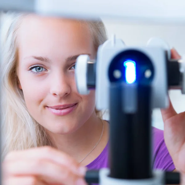 Optometria Belo Jovem Optometrista Feminino Examinando Paciente Cor Tonificada Imagem — Fotografia de Stock