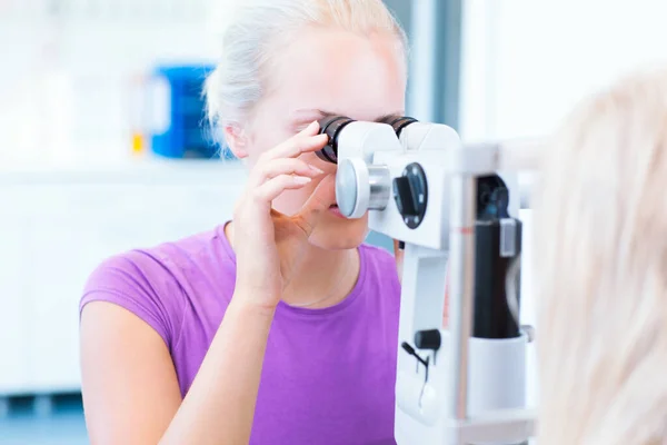 Optometria Belo Jovem Optometrista Feminino Examinando Paciente Cor Tonificada Imagem — Fotografia de Stock