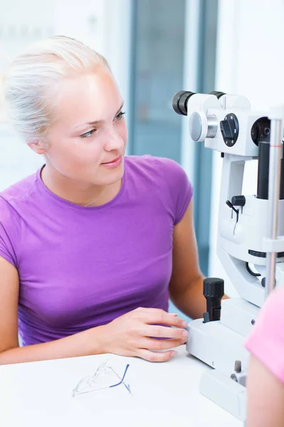 Optometria Belo Jovem Optometrista Feminino Examinando Paciente Cor Tonificada Imagem — Fotografia de Stock