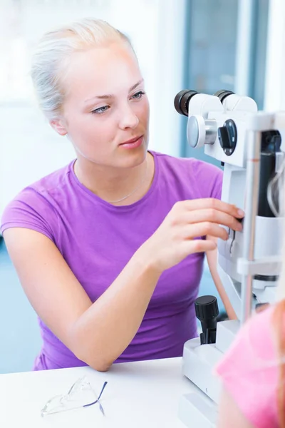 Optometri Bir Hastayı Muayene Eden Güzel Genç Bayan Optometrist Renk — Stok fotoğraf