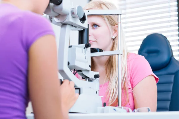 Optometria Belo Jovem Optometrista Feminino Examinando Paciente Cor Tonificada Imagem — Fotografia de Stock