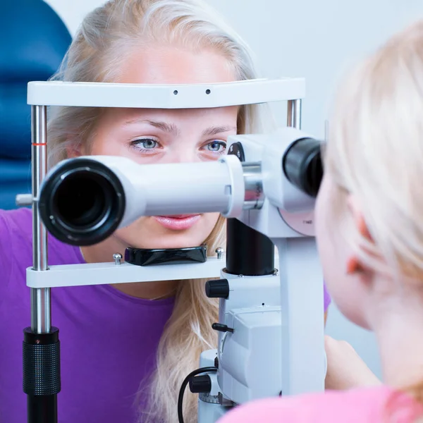 Conceito Optometria Bonito Jovem Paciente Sexo Feminino Com Olhos Examinados — Fotografia de Stock