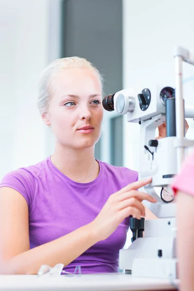 Optometria Bella Giovane Optometrista Donna Che Esamina Paziente Immagine Colori — Foto Stock