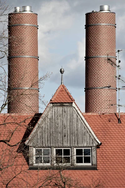 二つの煙突のある屋根 — ストック写真