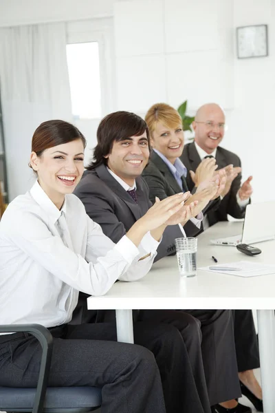 Primer Plano Del Grupo Empresarios Aplaudiendo Una Reunión —  Fotos de Stock