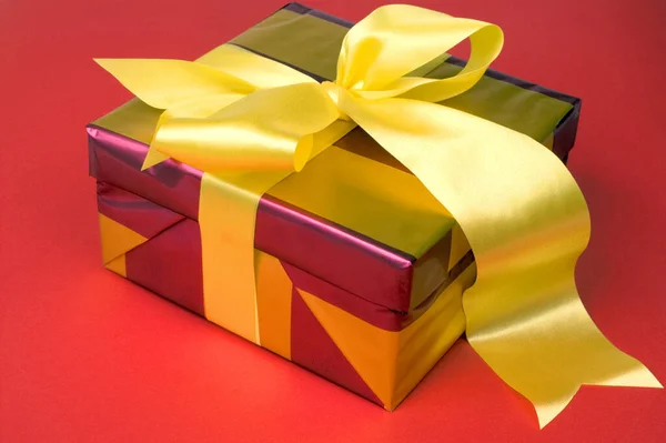 Beautiful Xmas Presents Yellow Bow Red Background — Stock Photo, Image