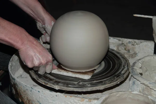 粘土の陶器職人技の陶芸家 — ストック写真