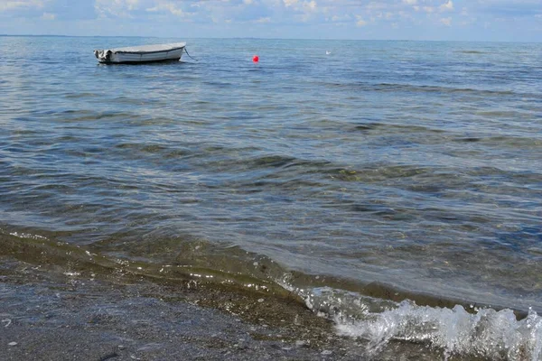 在海里独自漂浮的硬木船 — 图库照片