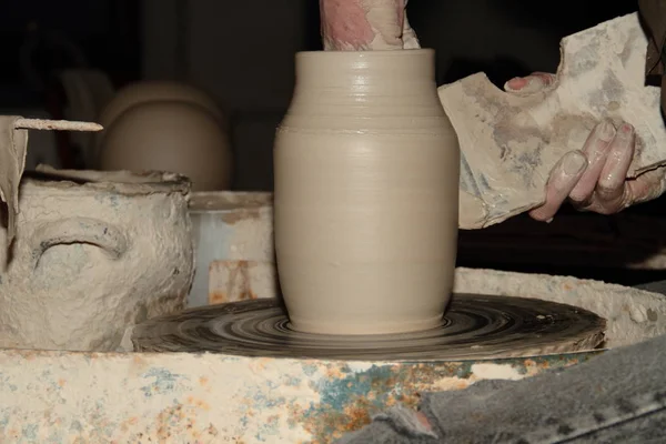 粘土の陶器職人技の陶芸家 — ストック写真