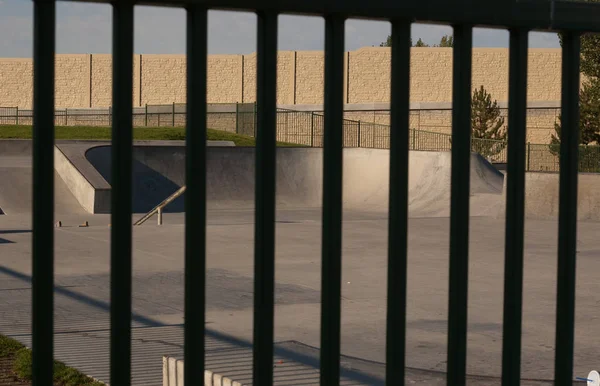 Nézett Elhagyatott Skate Park Fekete Kerítés — Stock Fotó