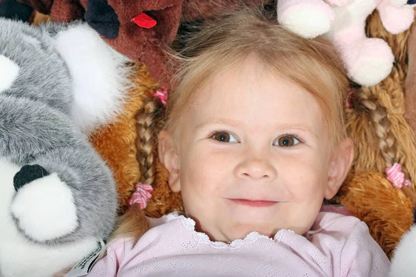 Retrato Una Niña Con Juguetes —  Fotos de Stock