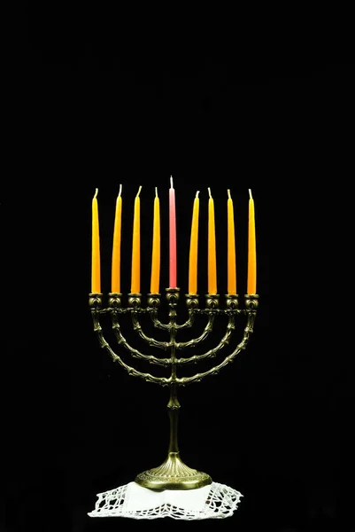 Joodse Hanukkah Menorah Traditionele Kandelaar Gouden Kelk Zwarte Achtergrond — Stockfoto