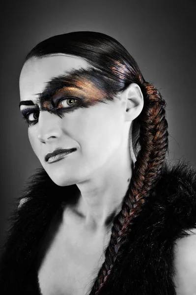Retrato Uma Mulher Bonita Com Cabelo Preto Maquiagem Criativa — Fotografia de Stock