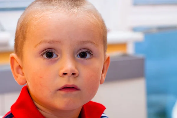 Ritratto Bambino Serio Faccia All Interno — Foto Stock