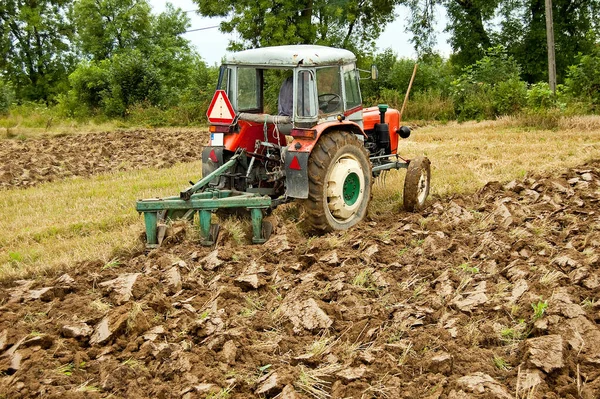 Campo Aratura Sul Vecchio Trattore Nel Sud Della Polonia — Foto Stock