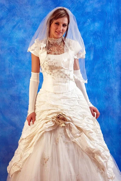 Молода Красива Наречена Білій Весільній Сукні Синьому Мозаїчному Фоні — стокове фото