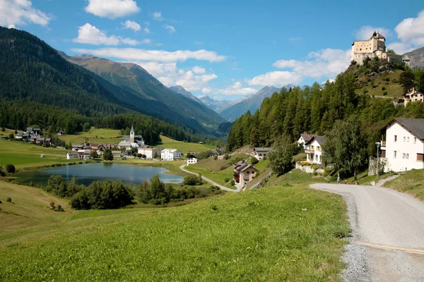 Tarasp Szwajcarska Wioska Lecie — Zdjęcie stockowe